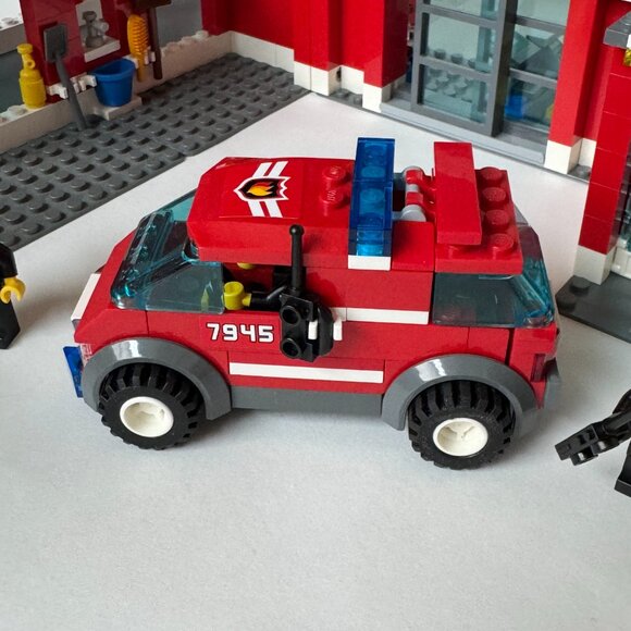 Lego 7945 Fire Station Set Engine Firefighter Complete except stickers Town City - Picture 6 of 15